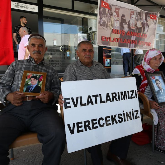 Evlat nöbeti kararlılıkla sürüyor: Muşlu aileler HDP il binası önündeki oturma eylemine devam etti