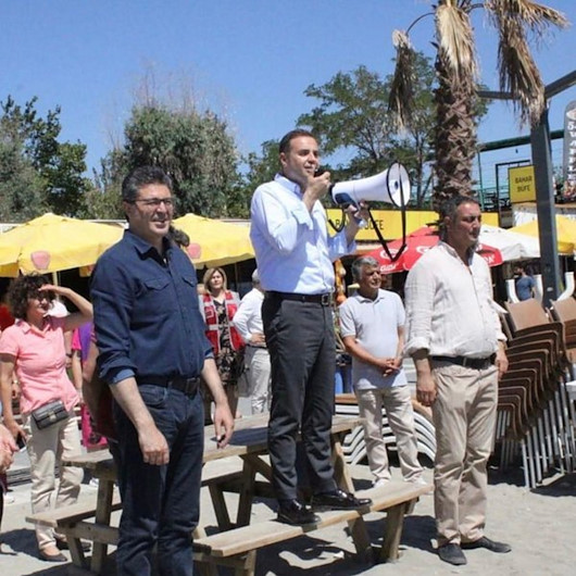 CHP heyeti Kılıçdaroğlu mitingi için plaja indi: Megafonlu çağrıya tatilcilerden tepki