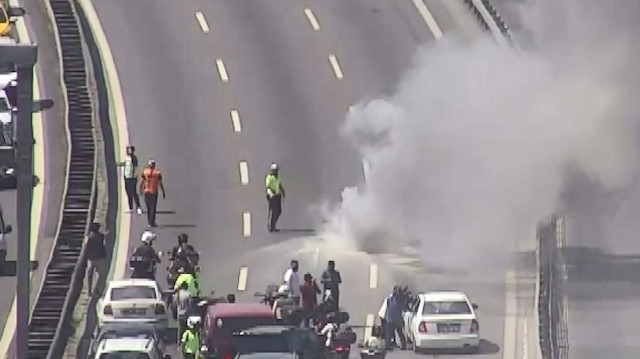 Köprü girişinde kaza yapan motosiklet alev aldı; trafik oluştu.