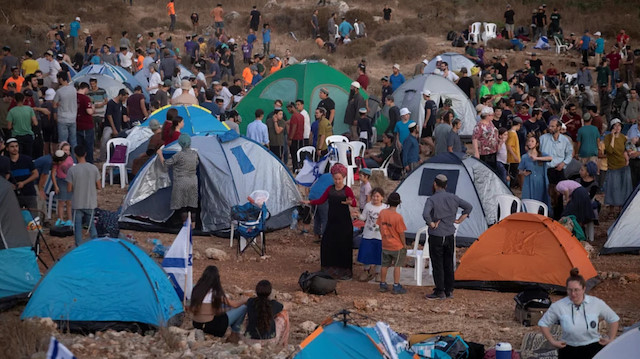 Yüzlerce yasa dışı Yahudi yerleşimci "gecekondu yerleşim" inşa etmek amacıyla Nablus'ta kamp kurdu