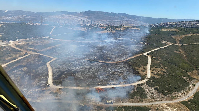 Yangına havadan ve aradan müdahale devam ediyor.