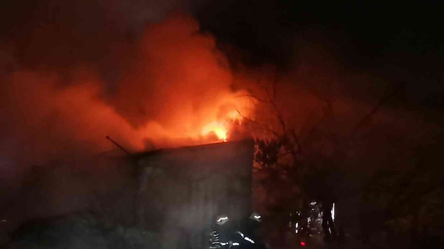 Yangın, gece yarısı Gebze Balçık Mahallesi Mandıra Sokak üzerinde bulunan geri dönüşüm malzemelerinin depolandığı bir açık hava deposunda çıktı.