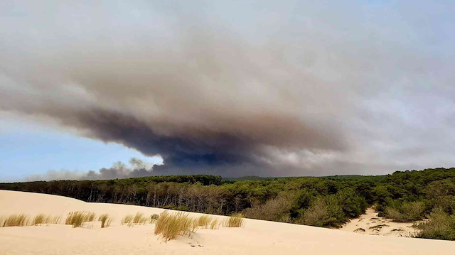 Arcachon Körfezi bölgesindeki La Teste-de-Buch’taki yangında şu ana kadar 7 bin, Landiras kasabasında ise 13 bin 800 hektar alan küle döndü.   