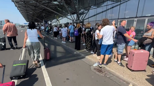 Köln Havalimanı'nda kriz derinleşiyor: Yolcu kuyruğu dışarı taştı seferler aksadı