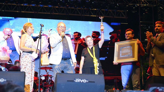 Ödülü TTB Başkanı Şebnem Korur Fincancı, Karadeniz Ereğli Belediye Başkanı Halil Posbıyık'ın elinden aldı