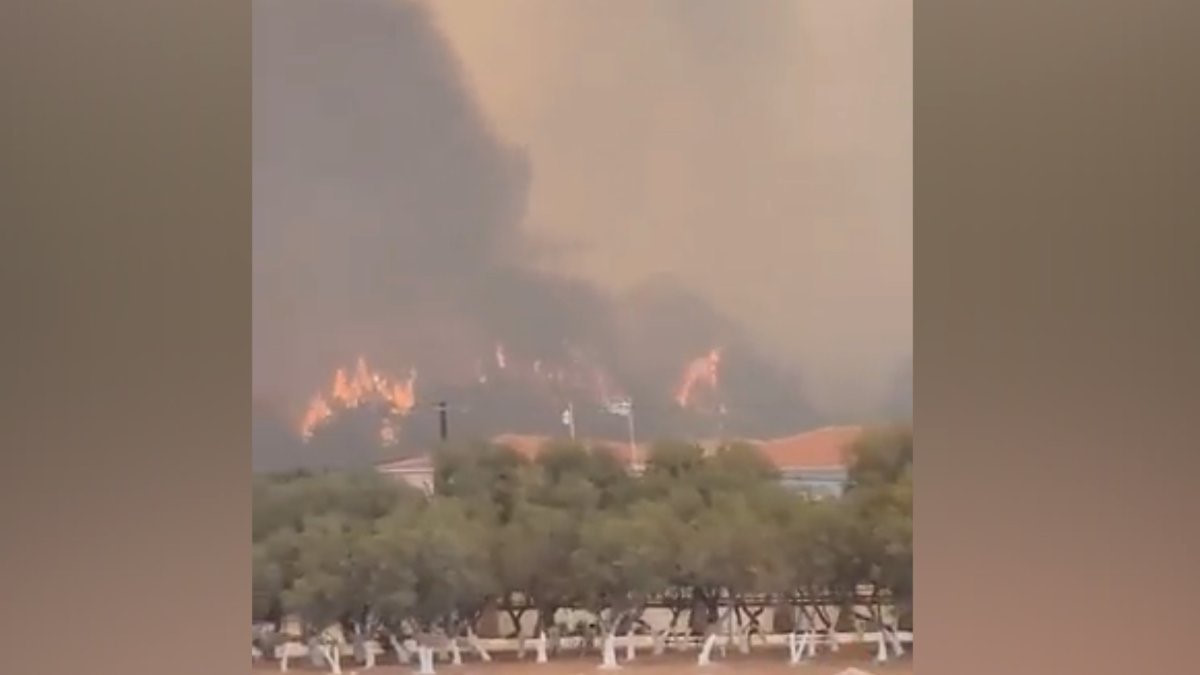 Yunanistan alevlere teslim: Midilli Adası'ndaki orman yangını evlere sıçradı