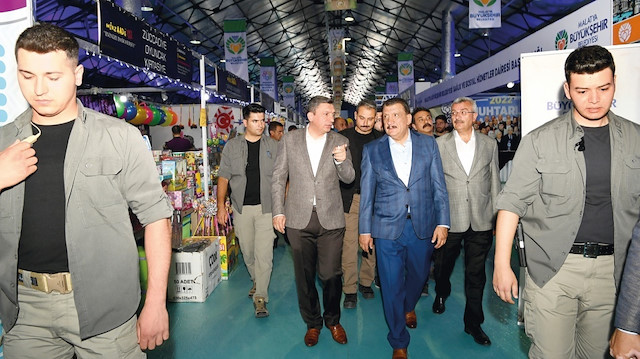 Malatya Büyükşehir Belediye Başkanı Selahattin Gürkan, Malatya Valisi Hulusi Şahin ile birlikte Fuar Merkezi’nde açılan stantları gezdi.