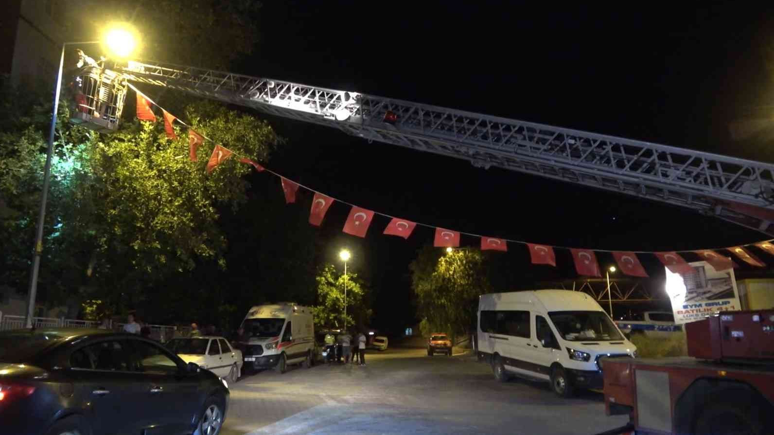  Şehit Otal’ın, Kaletepe Mahallesi’ndeki annesinin yaşadığı evinin sokağına Türk bayrakları asıldı.
