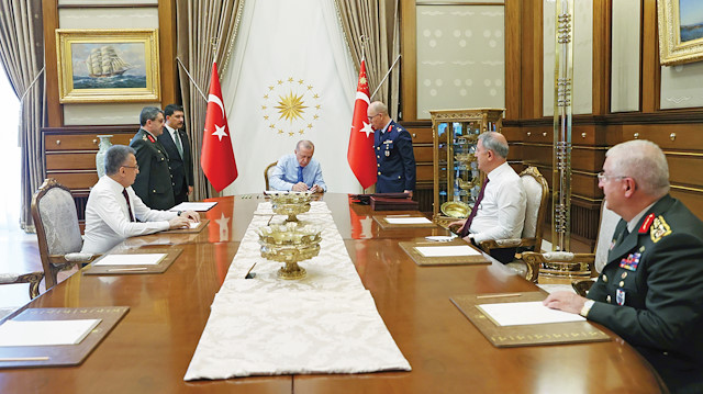 Erdoğan başkanlığında toplanacak YAŞ öncesi general altı atamaların tümü tamamlandı. YAŞ’ta general ile amirallerin terfi ve atama dosyaları görüşülecek. 