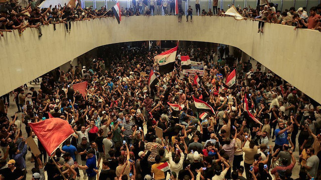 Iraklı Sadr yanlısı protestocular Yeşil Bölge'de bulunan Meclis binasını bastı