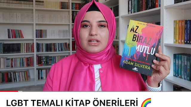 Youtube sayfasından LGBT kitapları öneren Sena Nur Işık.