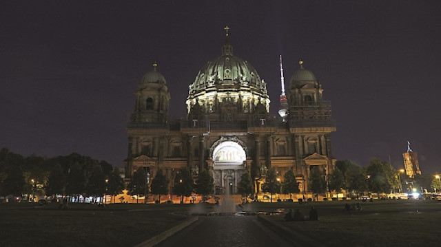 Spot lambaları kapatıldığı için karanlıkta kalan 200 bina arasında Berlin Dom Kilisesi de var.