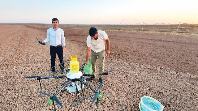 Drone'la ilaçlama yaygınlaşıyor. 