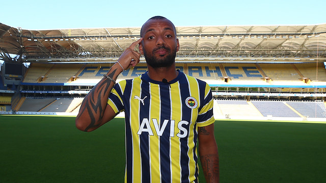 Joao Pedro önceki günlerde Fenerbahçe ile resmi sözleşme imzalamıştı.