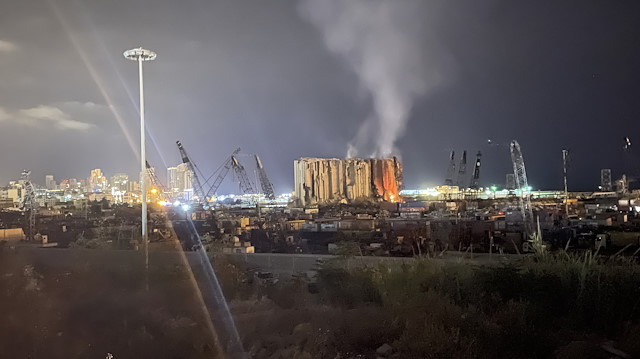 Lübnan'da büyük liman patlamasının sembolü silo, yangın nedeniyle yıkılma riski taşıyor.
