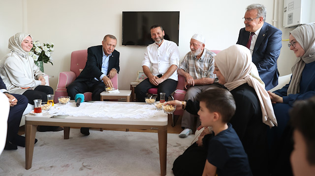 Cumhurbaşkanı Erdoğan, Ordu'da çay davetinde bulunan aileyi ziyaret etti.