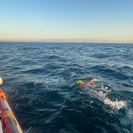 "آيصو تورك أوغلو".. أصغر سباحة تركية تعبر بحر المانش