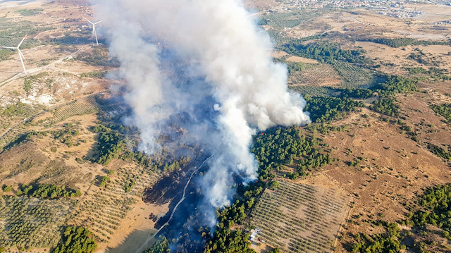 Çandarlı - Dikili kara yolu mevkisindeki tarım alanında henüz belirlenemeyen bir nedenle yangın çıktı.
