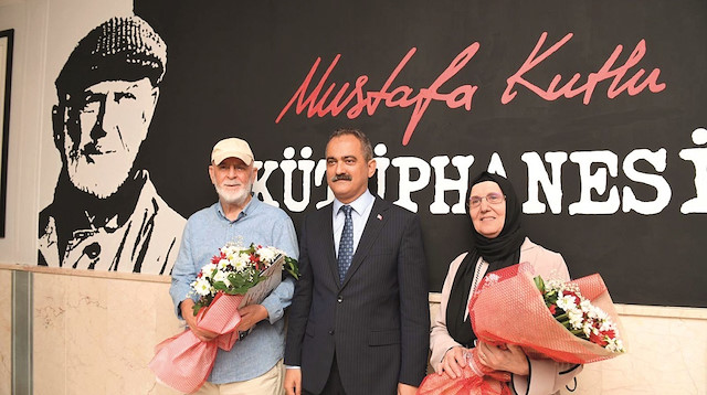 Milli Eğitim Bakanı Özer, Mustafa Kutlu’ya hediye ve çiçek takdim etti. Daha sonra Özer, diğer katılımcılarla kütüphanenin açılış kurdelesini kesti.