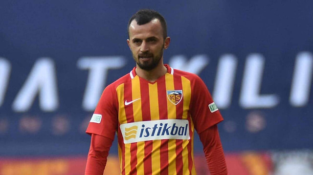 İlhan Parlak, geçen sezon Kayserispor formasıyla çıktığı 31 maçta, 3 gol atıp 3'te asist yaptı.