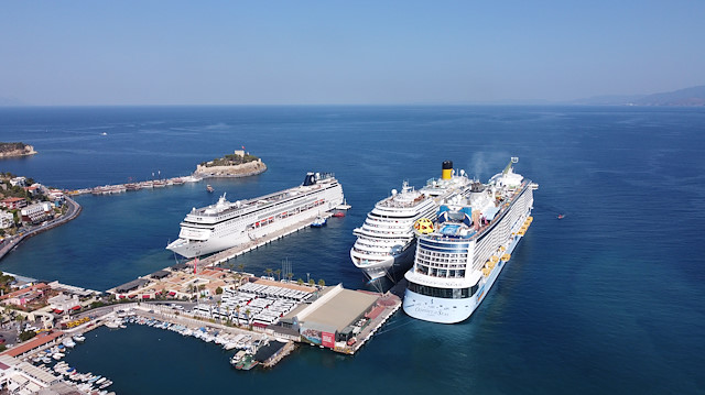 , İtalya bandıralı "Costa Venezia" ve Panama bayraklı "MSC Armonia" adlı kruvaziyerler, yolcularıyla Ege Port Limanı'na yanaştı.