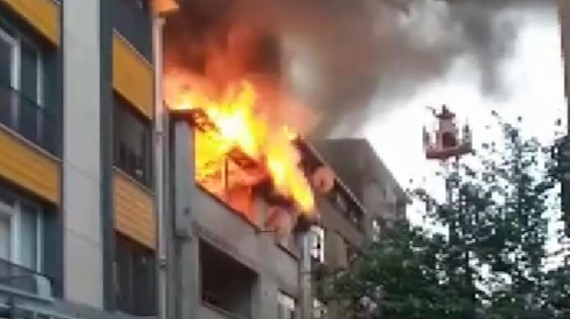 Sultangazi’de korkutan yangın: Diğer binalara sıçraması güçlükle önlendi