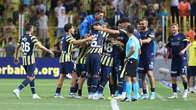 Fenerbahçeli futbolcuların gol sevinci.