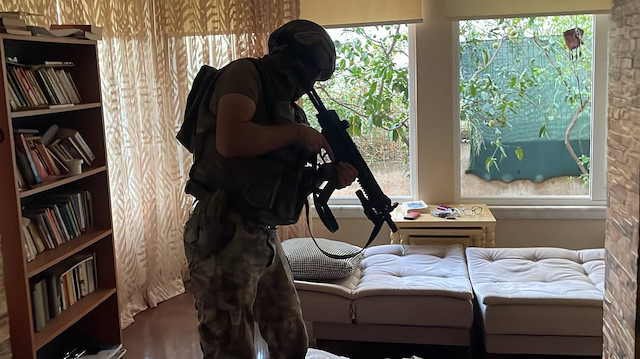 Edinilen bilgiye göre, Mersin İl Emniyet Müdürlüğü Terörle Mücadele ve İstihbarat Şube Müdürlüğü ekipleri, PKK terör örgütünün ilk eylemi olan 15 Ağustos’un yıl dönümünde eylem hazırlığında olan şahısları takibe aldı.