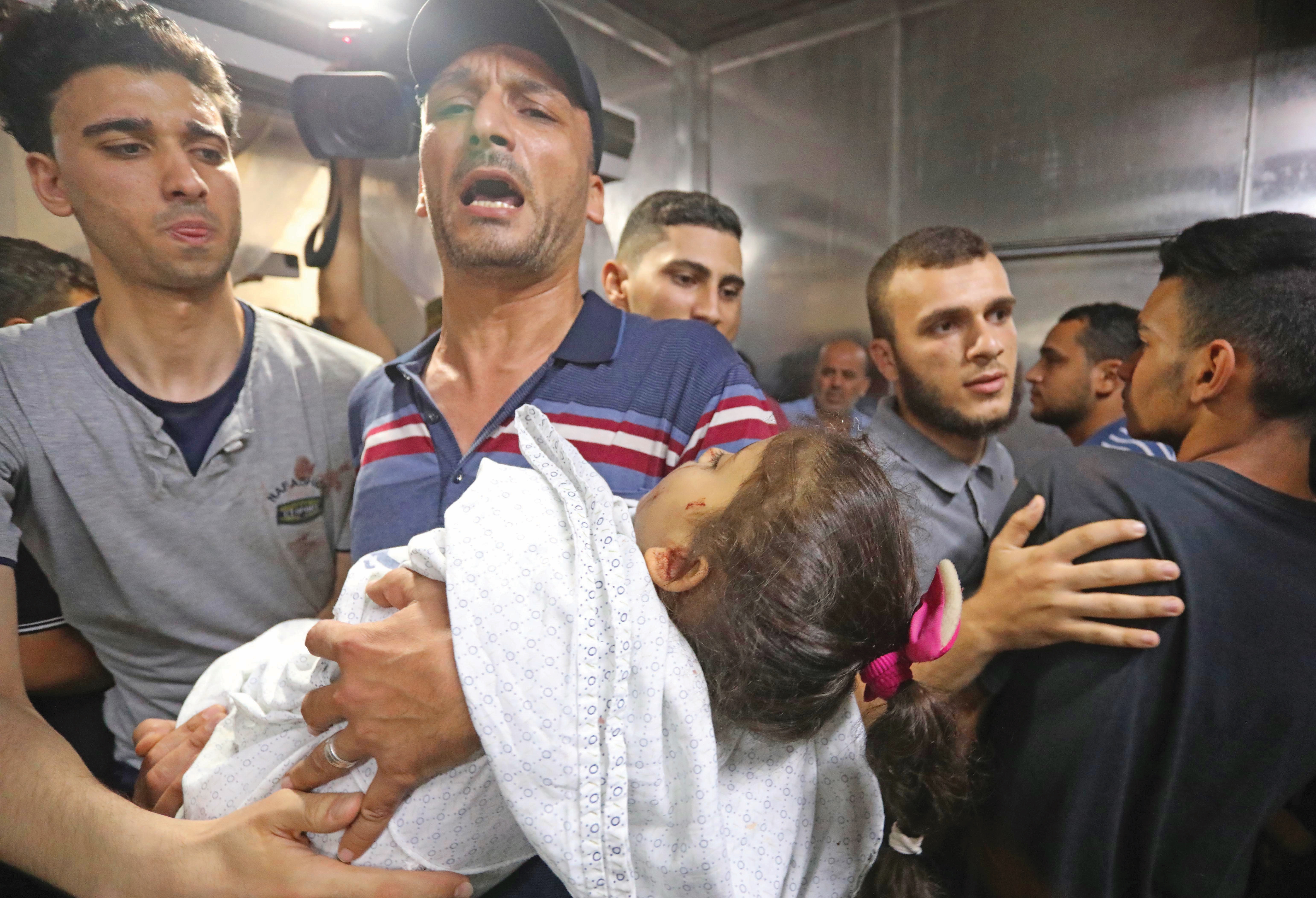 İsrail saldırısında 5 yaşındaki bir kız çocuğu da yaşamını yitirdi... Küçük kızın babası evladının cansız bedenine sarılarak gözyaşı döktü.n