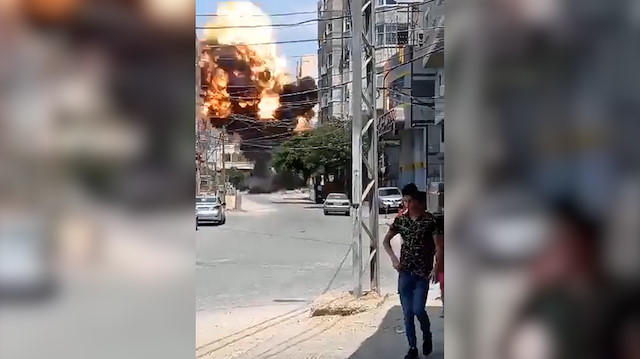 İşgalci İsrail'in bombardımanı sırasında Filistinli çocukların kaçışma anları kamerada