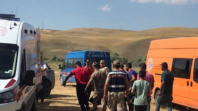 Nehirde kaybolan annenin cesedi ekipler tarafından bulunarak Horasan Devlet Hastanesine kaldırıldı.