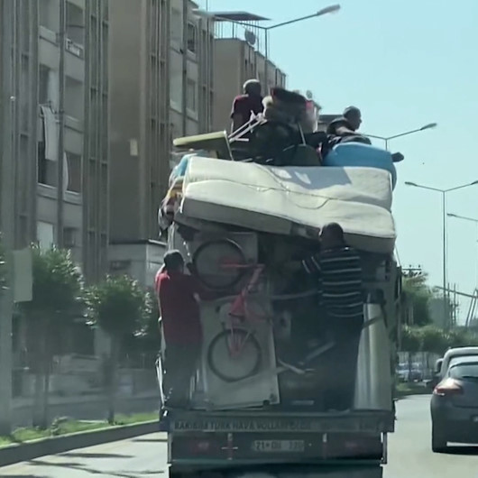 Diyarbakırda ev eşyalarının yüklendiği kamyonetle tehlikeli yolculuk