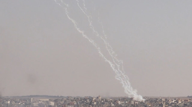 İsrail'in hava saldırılarına karşılık Gazze'den roketler atıldı