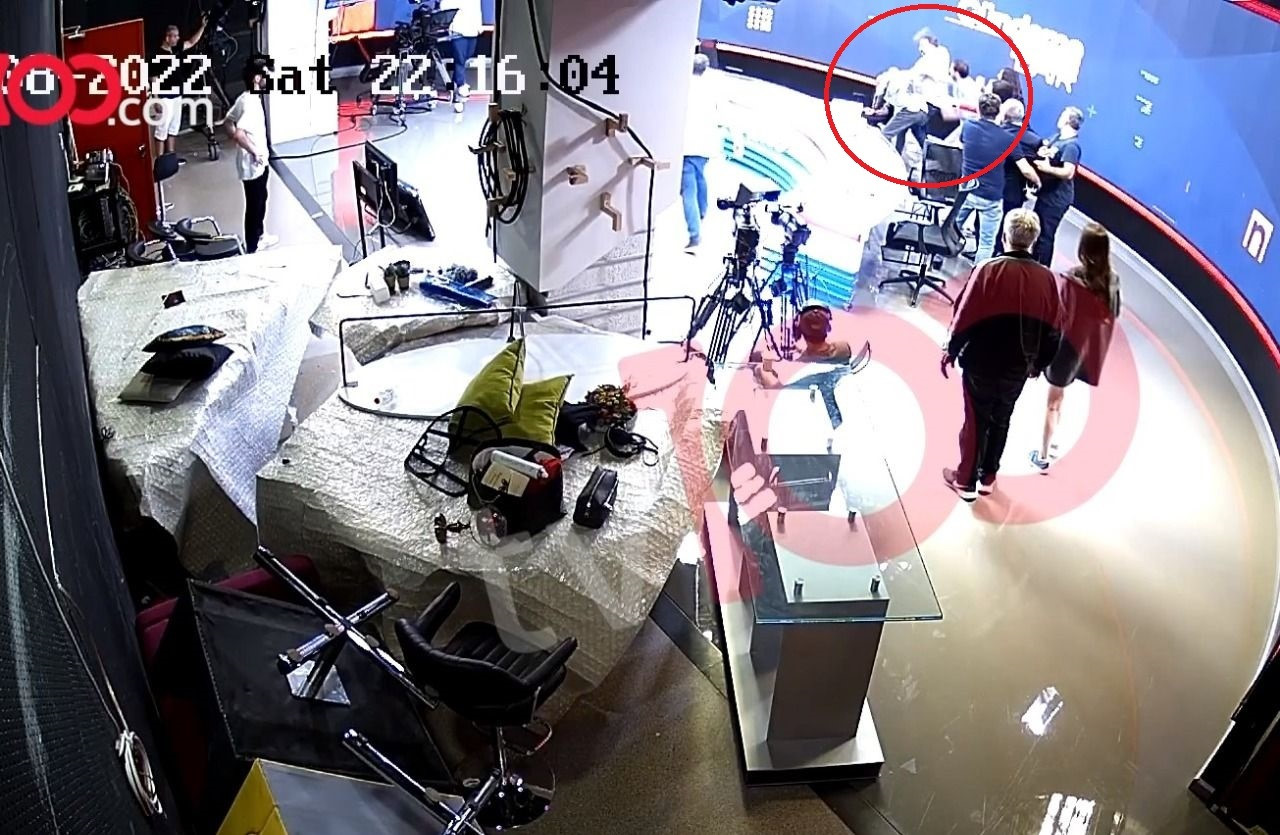 Korumanın saldırı anı stüdyonun güvenlik kamerasına böyle yansıdı.