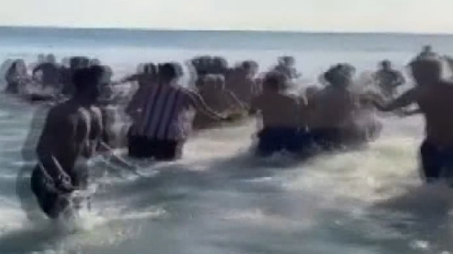 İstanbul Büyükçekmece'de denizdeki iki grup arasındaki kavga kamerada