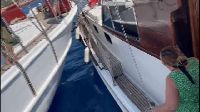 Muğla'da tur teknesinin demirli tekneye çarptığı kaza kamerada