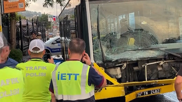 İstanbul Üsküdar'da kaza yapan İETT otobüsünde hasar oluştu