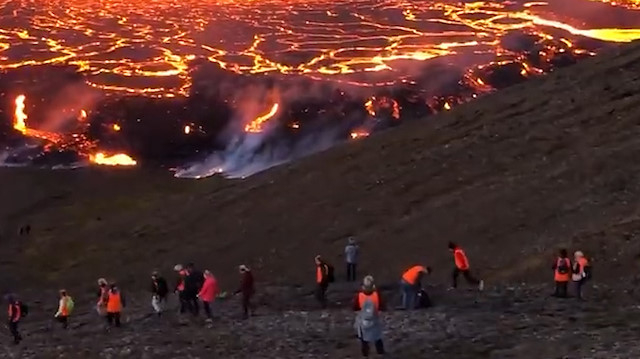 İzlandalılar patlayan yanardağı yakından izliyor