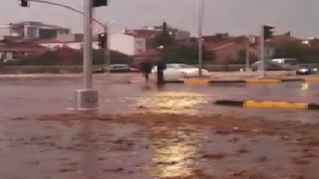 Uşak'ta şiddetli yağış cadde ve sokakları su altında bıraktı