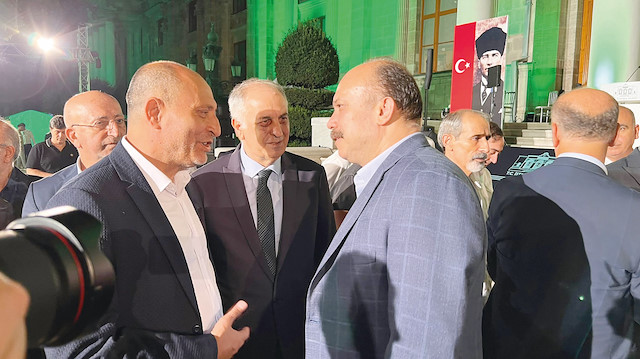 İstanbul Emniyet Müdürü Zafer Aktaş (sağ baştaki), 
Selami Sarıtaş’a (ortada) gelişmeler hakkında bilgi verdi.