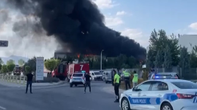 Konya'da boya fabrikasında çıkan yangına müdahale ediliyor