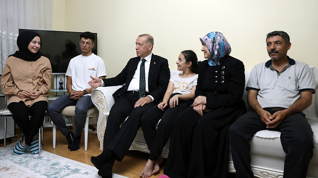 Cumhurbaşkanı Erdoğan'dan çay davetinde bulunan aileye ziyaret