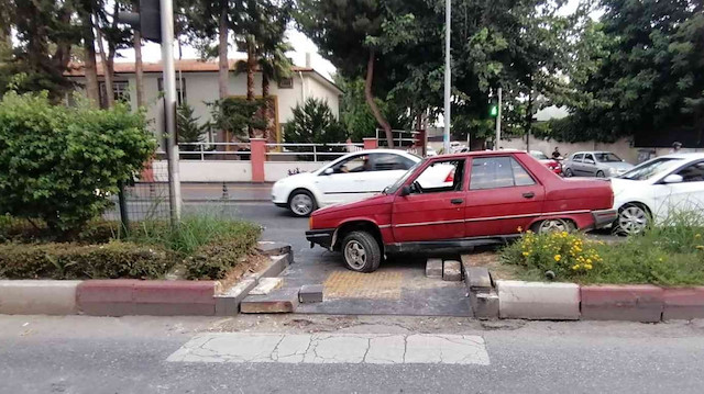 Antalya'da kaza yapan sürücünün hem alkollü hem ehliyetsiz hem de aranıyor olduğu ortaya çıktı