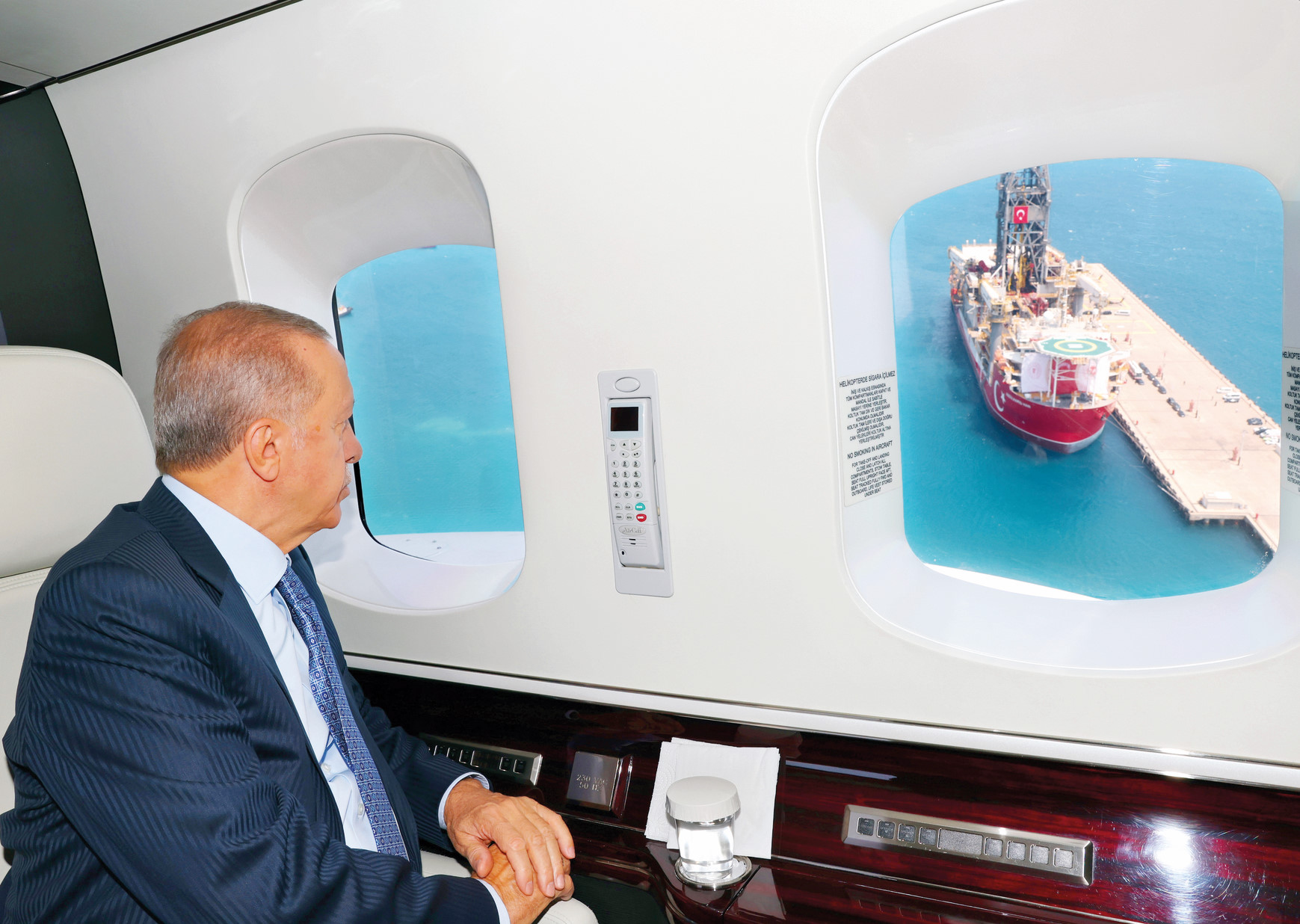 Cumhurbaşkanı Erdoğan, Türkiye’nin hidrokarbon arama çalışmalarına katılacak Abdülhamid Han ‘ı havadan inceledi. Helikopterle gemiye inen Erdoğan, daha sonra yetkililerden bilgi aldı.
