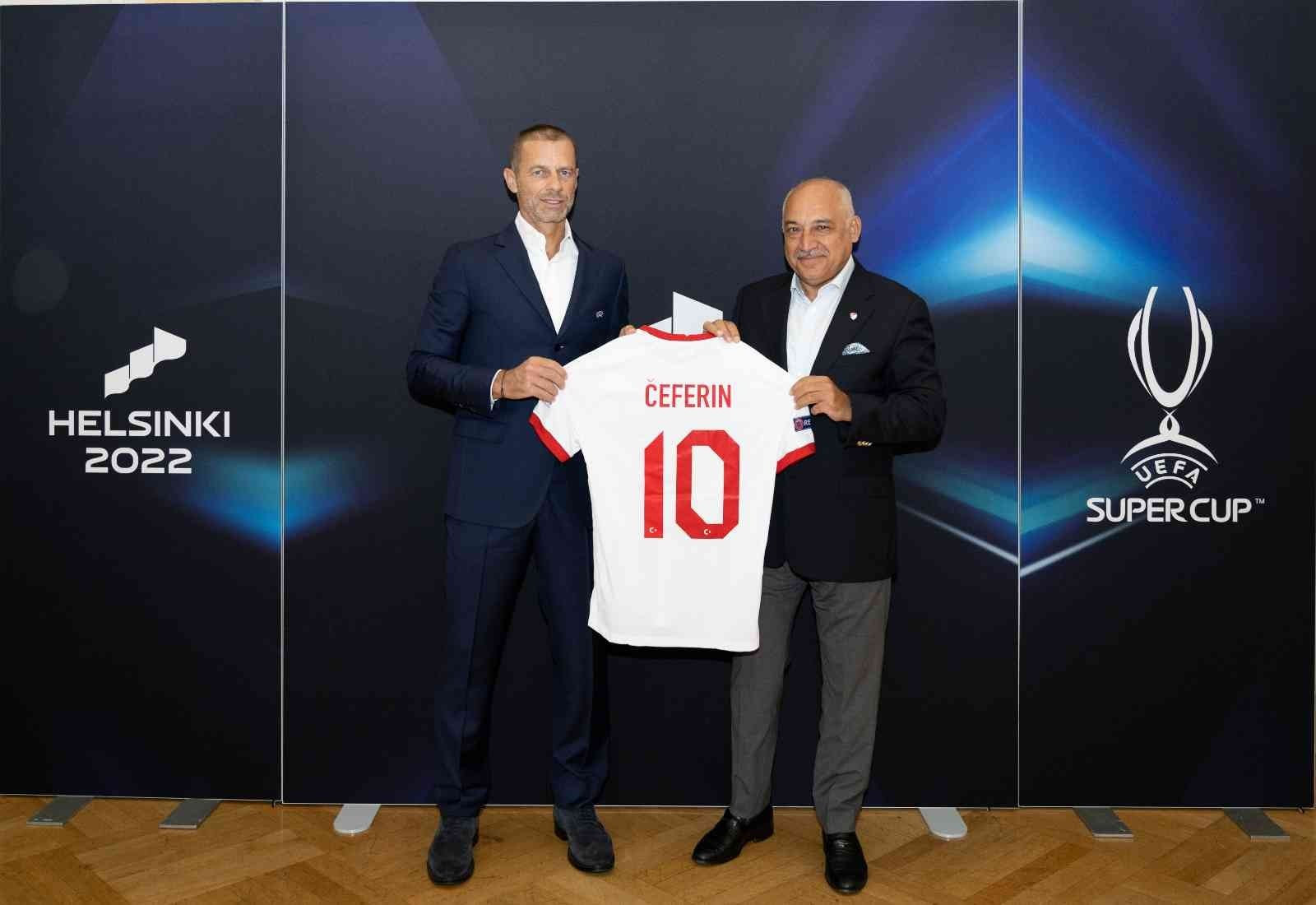 A Milli Takım futbolcularının imzaladığı forma hediye edildi