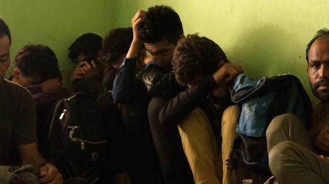 Van'da metruk evde 33 düzensiz göçmen yakalandı