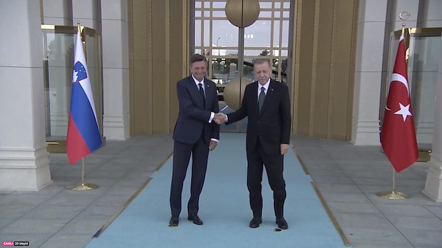 Erdoğan ve Pahor’un samimi davranışları kameralara yansıdı.
