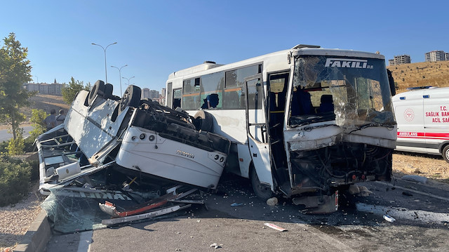 Gaziantep'te 2 işçi servisinin çarpışması sonucu 19 kişi yaralandı