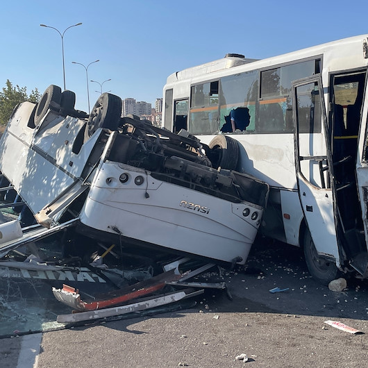 Gaziantep'te iki işçi servisi çarpıştı: İkisi ağır 19 kişi yaralandı