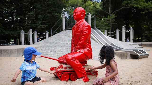 Central Park'ta Vladimir Putin'in bir heykeli bulundu